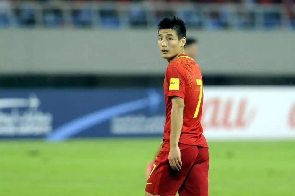 【赛制】参加俱乐部世界杯的32支球队将分成8个小组，每组4支球队，采取单循环赛制，每组前两名晋级16强。